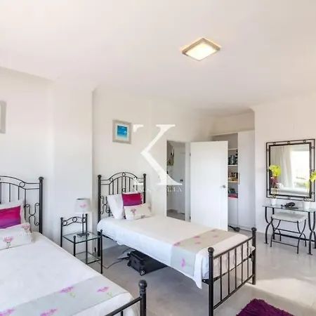 Villa Merkezi Konumda - Akbas Kaş